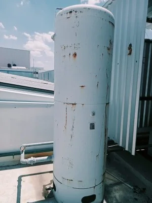 FOTOGRAFA DE UN TANQUE VERTICAL DE ALMACENAMIENTO DE AIRE, TIENE ALGO DE OXIDACIN, POR LO QUE ES RECOMENDABLE VERIFICAR SU ESPESOR ACTUAL