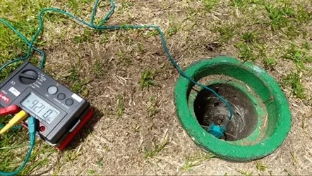 EQUIPO MIDIENDO LA RESISTENCIA ELECTRICA DE UN ELECTRODO