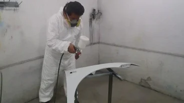 REPINTADO DE PIEZAS AUTOMOTRICES, UTILIZANDO TRAJE TIBEK, Y PROTECCION RESPIRATORIA