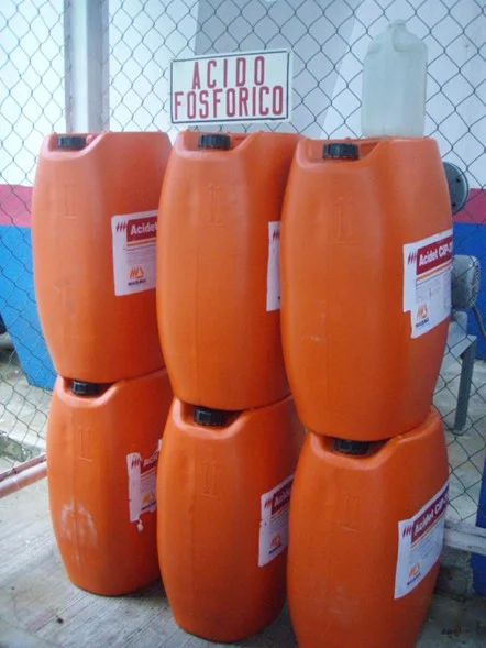 ALMACEN DE BIDONES LLENOS DE SUSTANCIAS QUMICAS PELIGROSAS