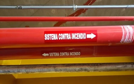 INSCRIBETE AL DIPLOMADO EN MATERIA DE SEGURIDAD E HIGIENE, INCLUIMOS PROCEDIMIENTOS PARA ATENCION DE VISITAS DE INSPECCION - 55 3430 0692 - www.inspeccion.com.mx EJEMPLO DE UNA TUBERÍA PINTADA Y ROTULADA CONFORME A LOS LINEAMIENTOS ESTABLECIDOS POR LA NOM-026-STPS-2008