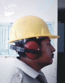 TRABAJADOR AEROPORTUARIO EMPLEANDO CASCO Y PROTECCIN AUDITIVA