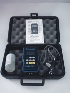 FOTOGRAFIA DE UN ESPESMETRO, CONTENIENDO EQUIPO, SENSOR, GEL, MANUAL DE INSTRUCCIONES PARA USO, EN SU ESTUCHE